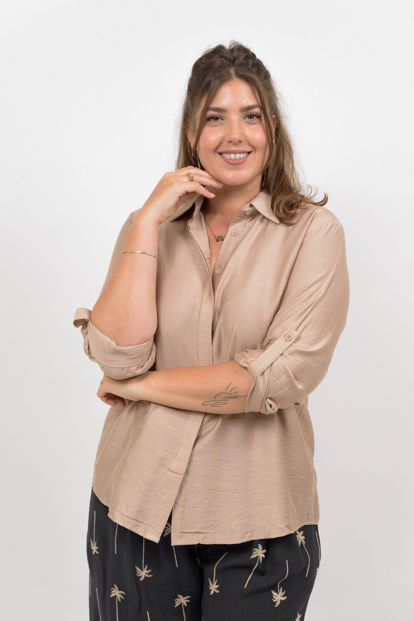חולצה מכופתרת קלאסית בצבע אבן