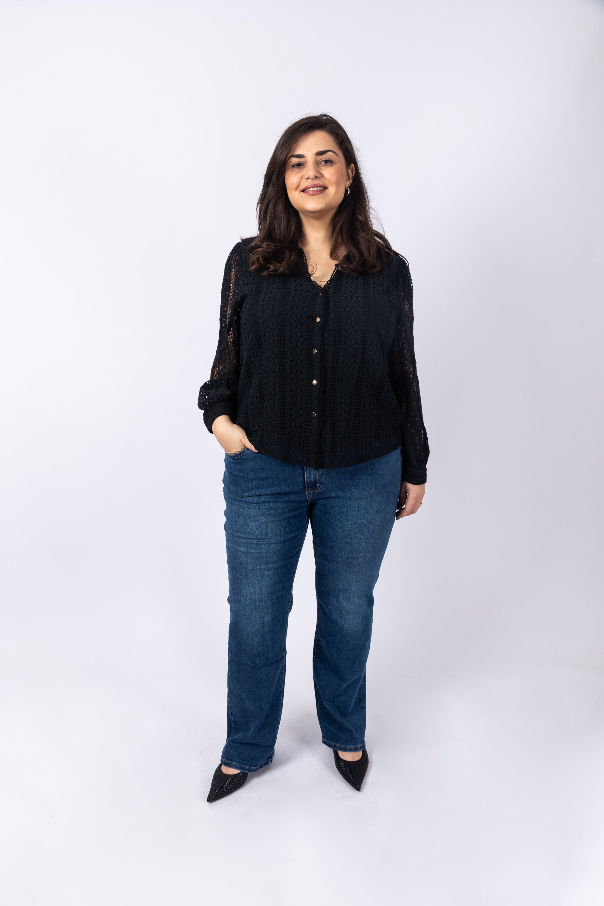 חולצת תחרה שחורה