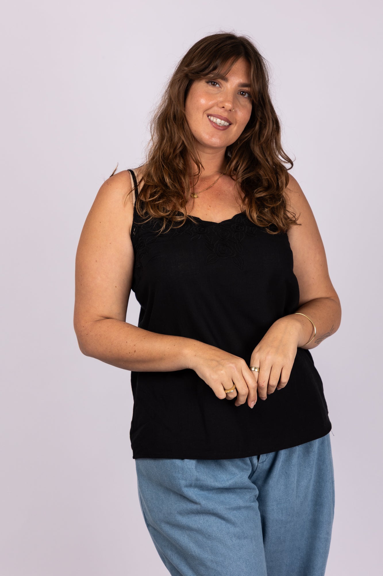 גופיית תחרה שחורה