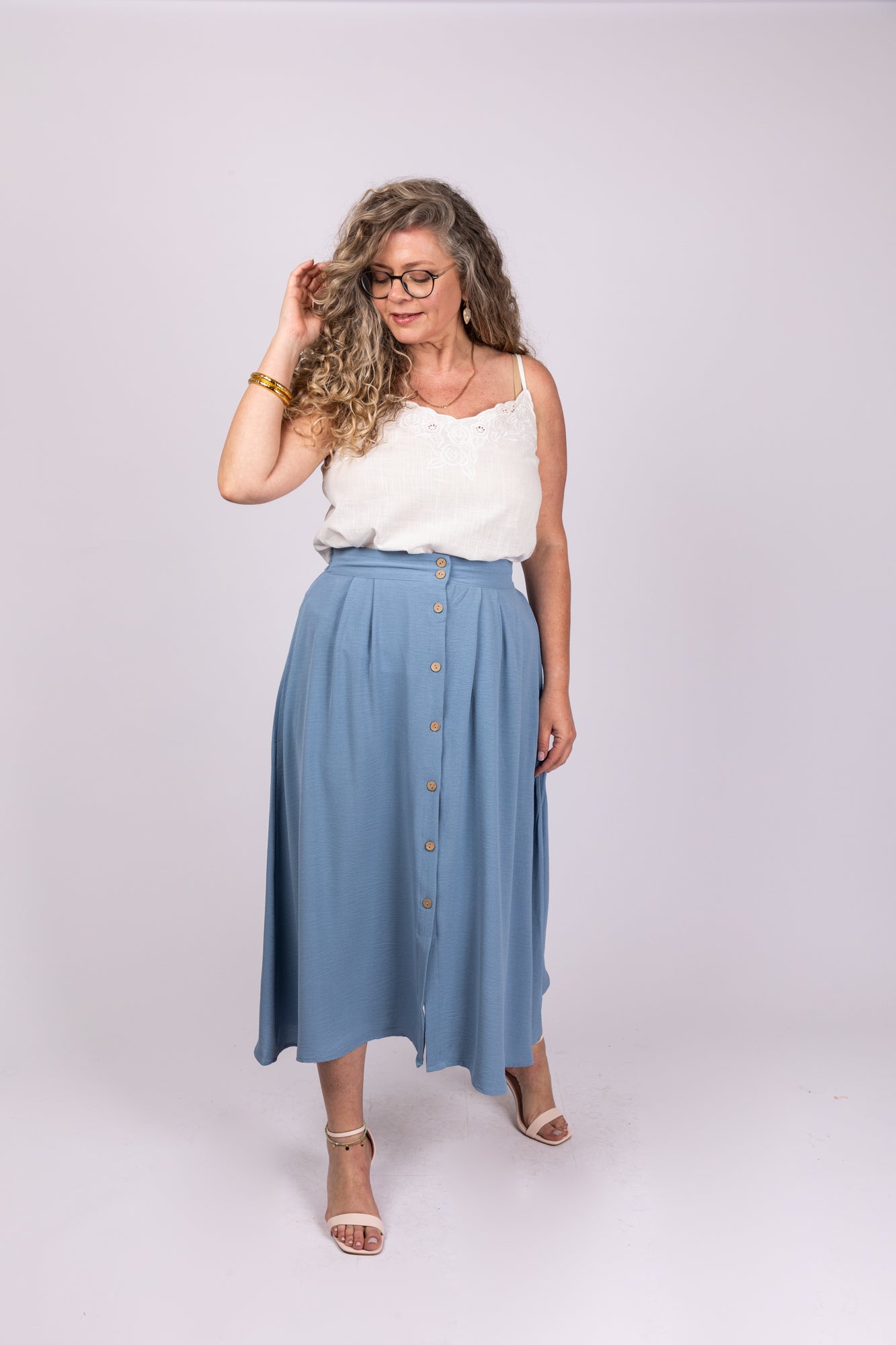 חצאית מידי תכלת עם כפתורים
