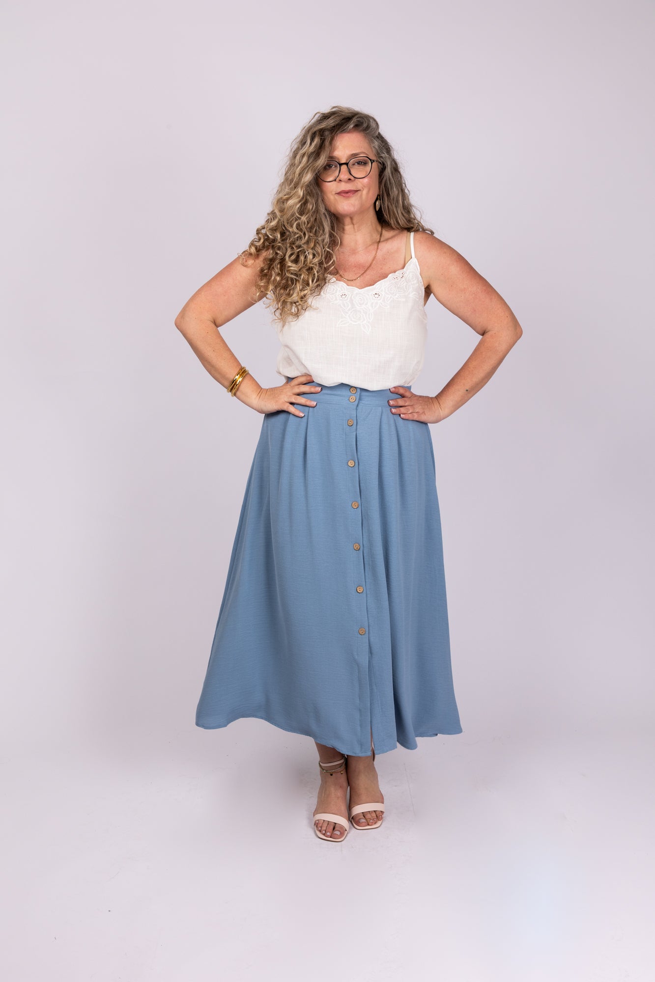 חצאית מידי תכלת עם כפתורים