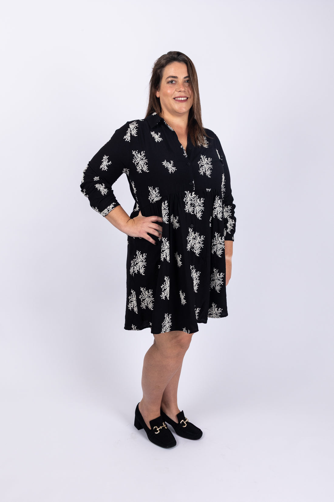 שמלה שחורה עם רקמה לבנה