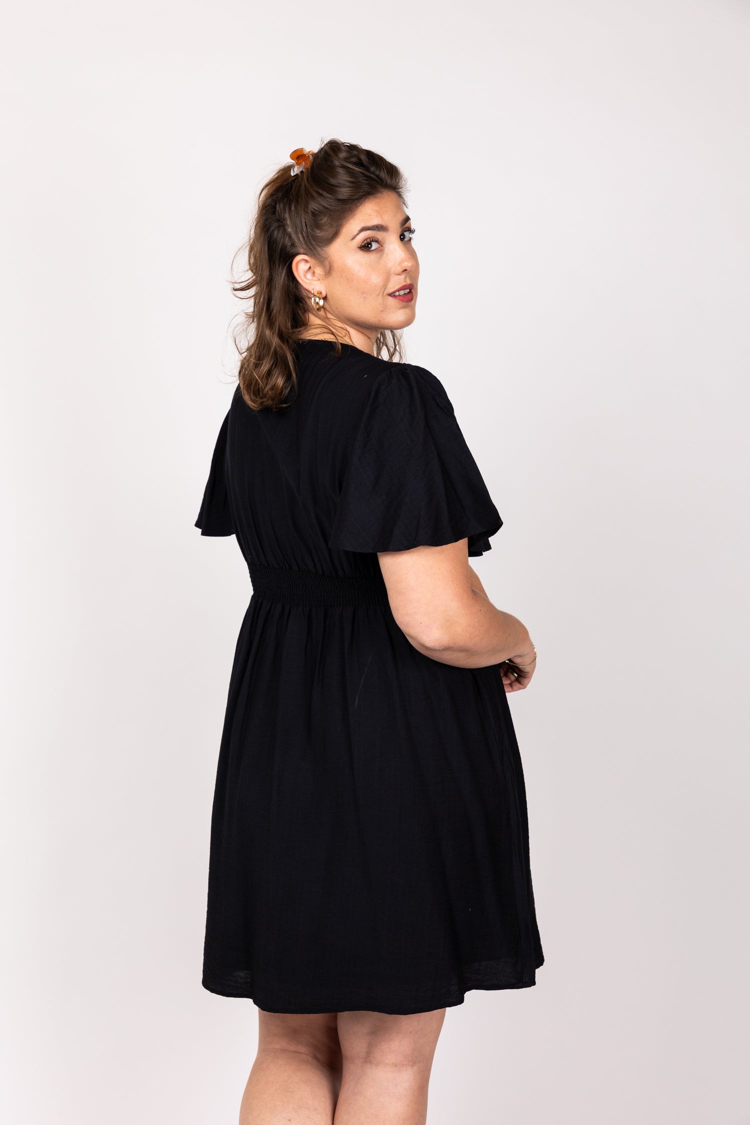 שמלת כיווצים שחורה