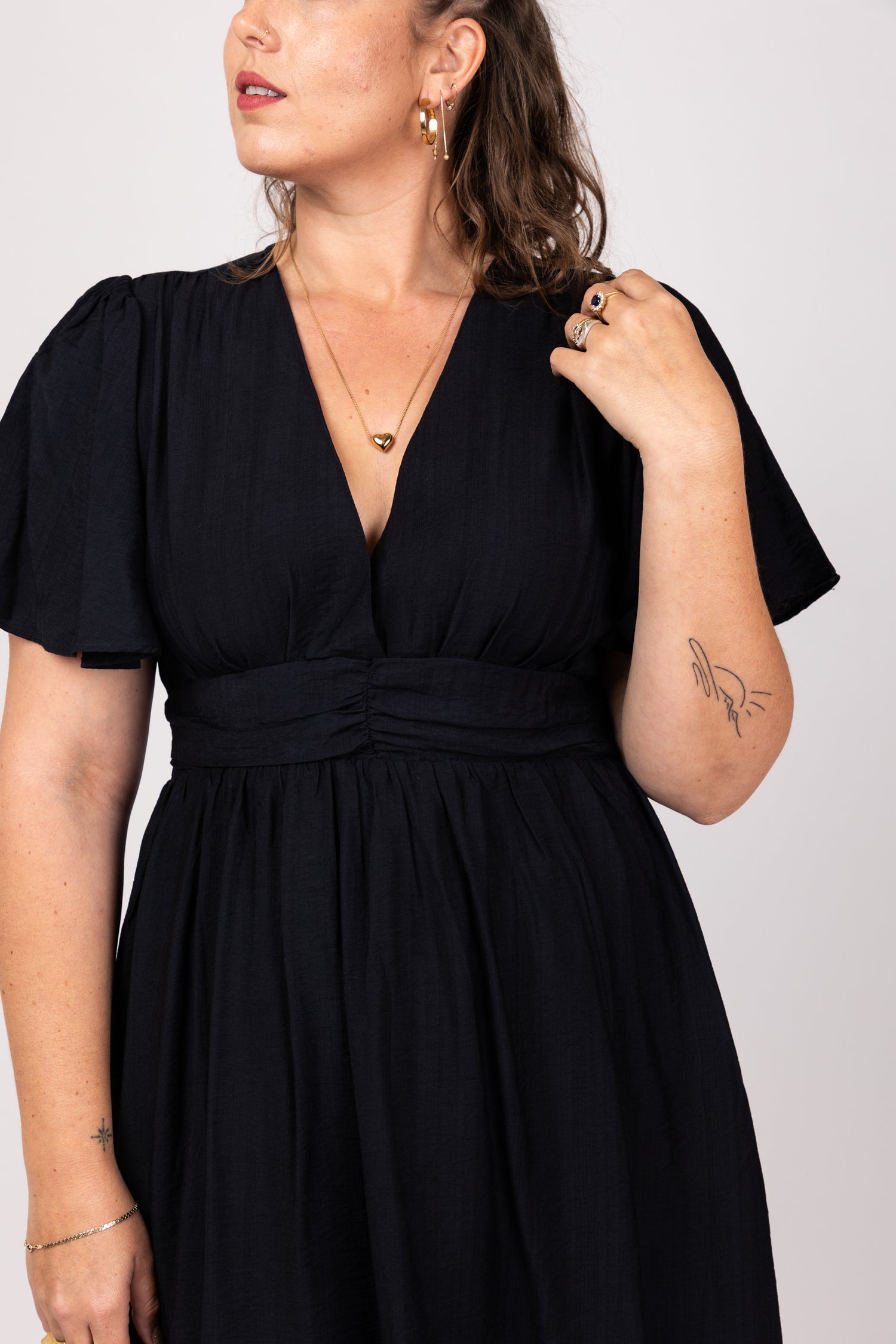 שמלת כיווצים שחורה