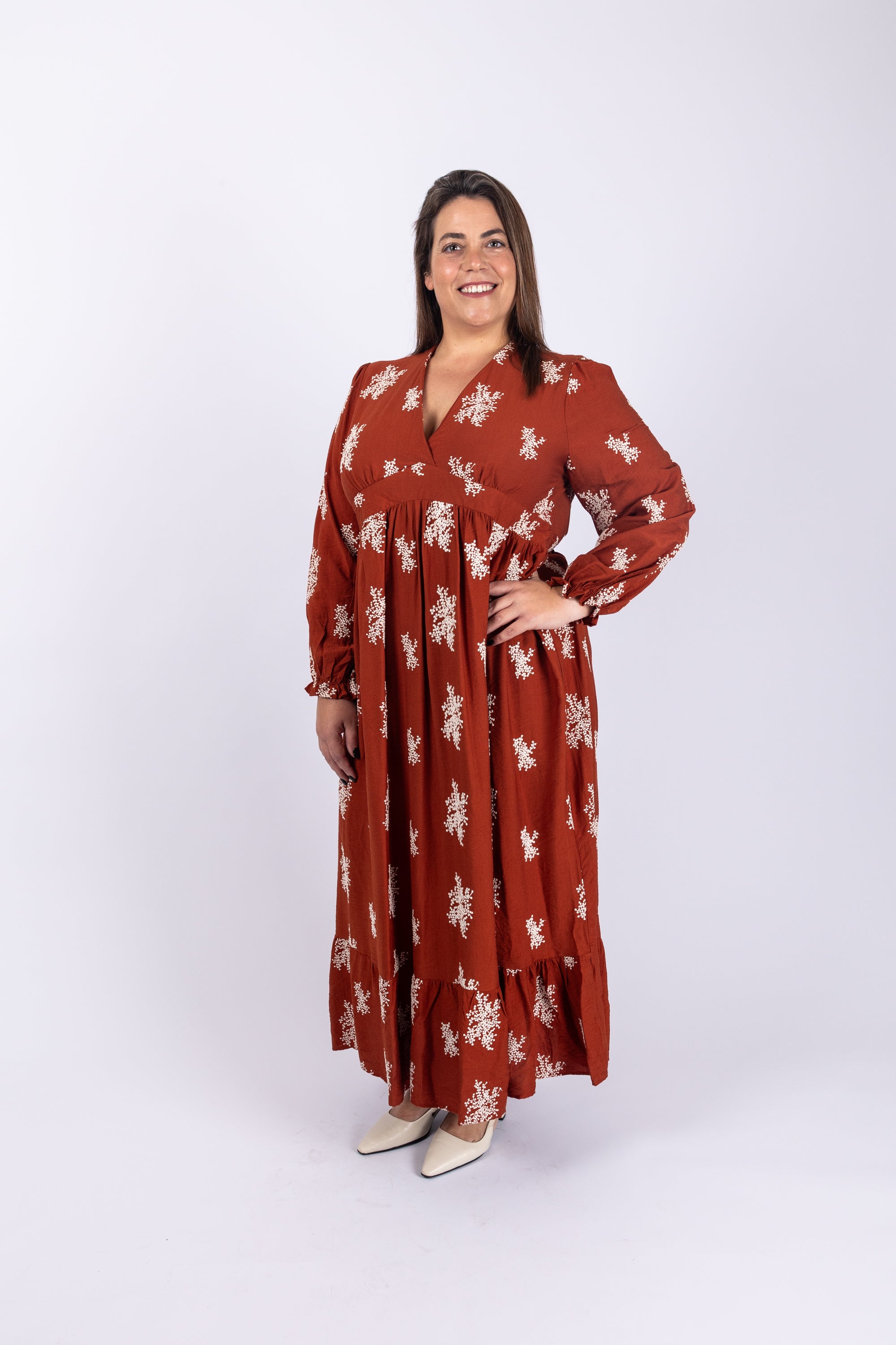 שמלת כיווצים רקומה טרקוטה