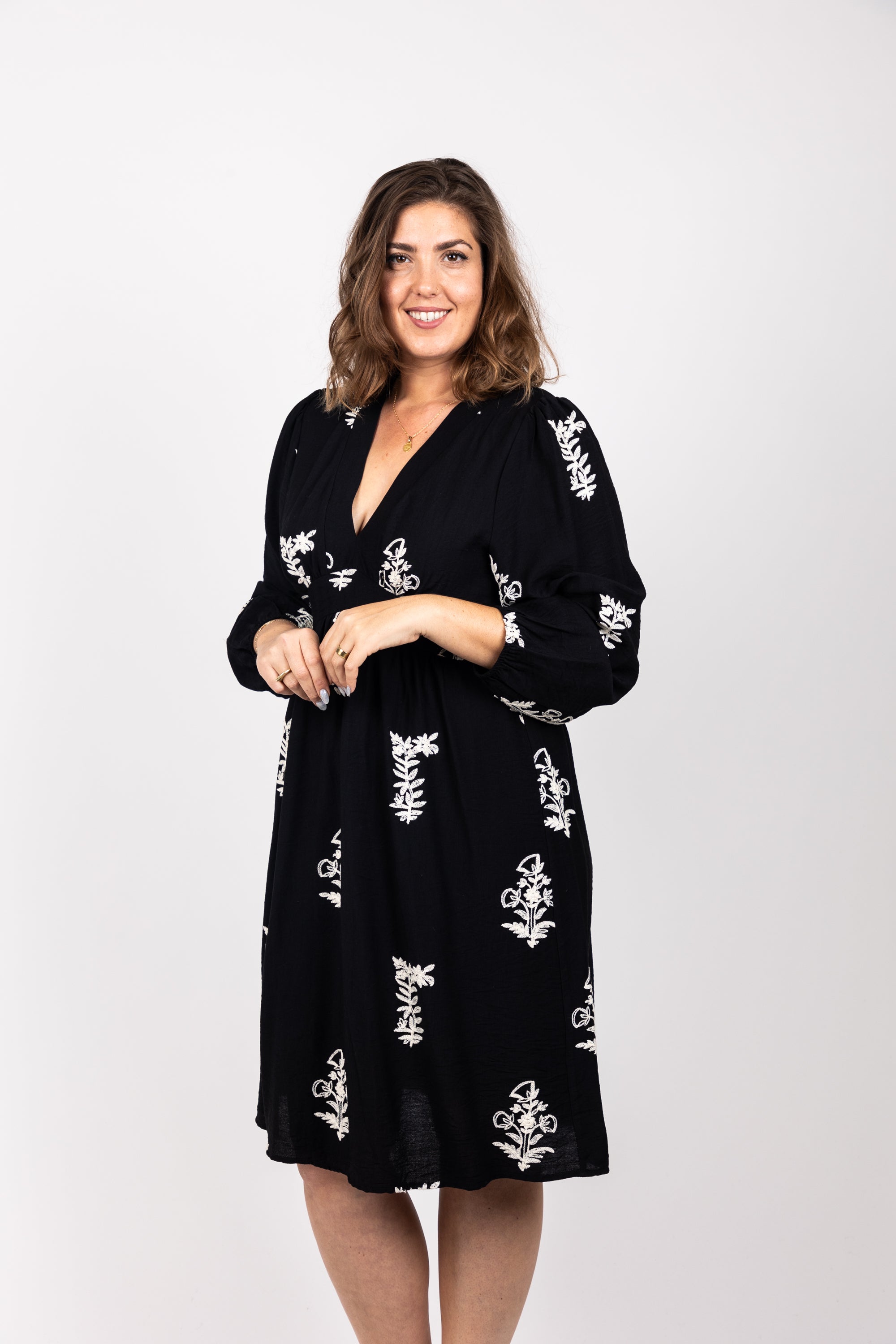 שמלה שחורה רקומה