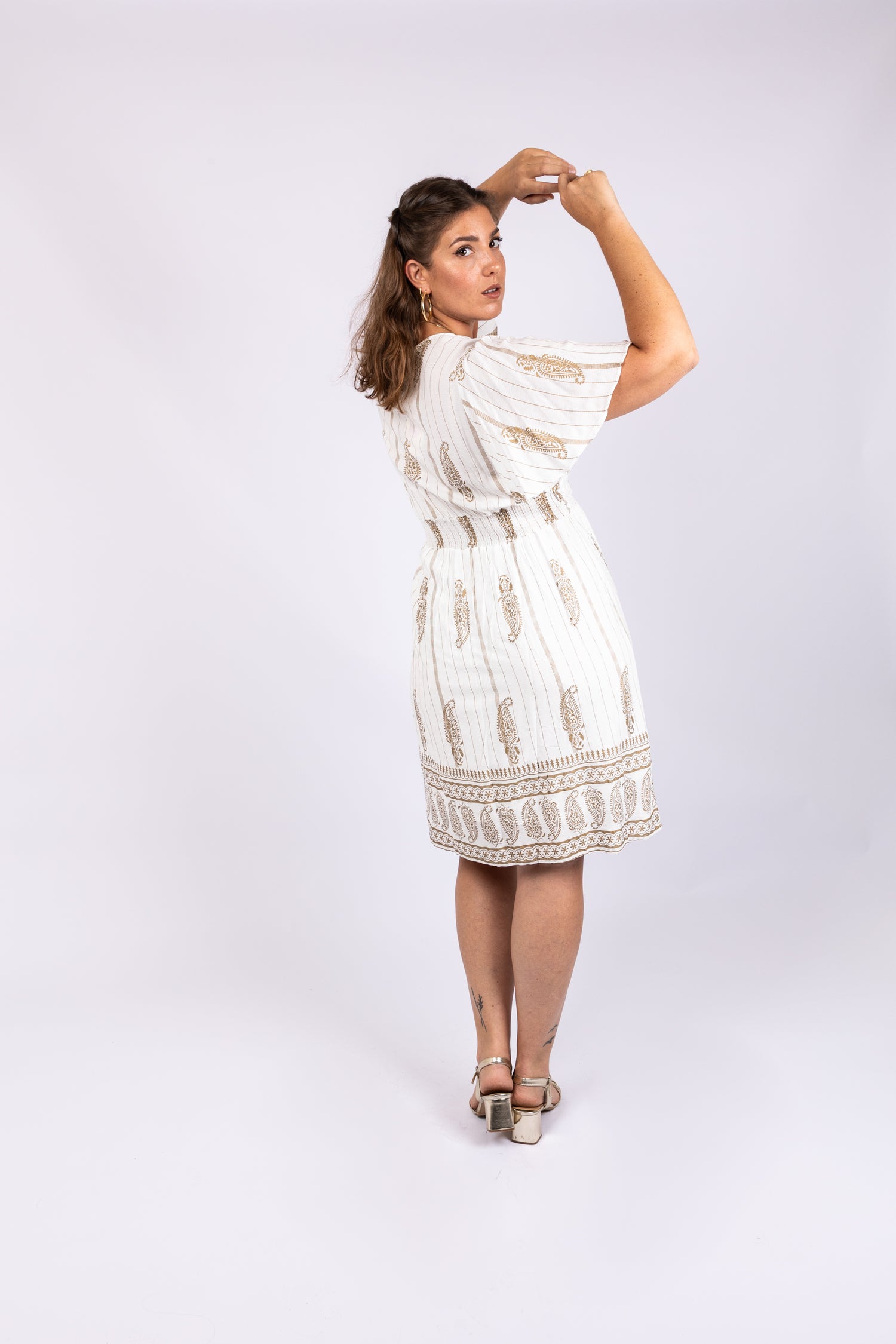 שמלה לבנה מוזהבת