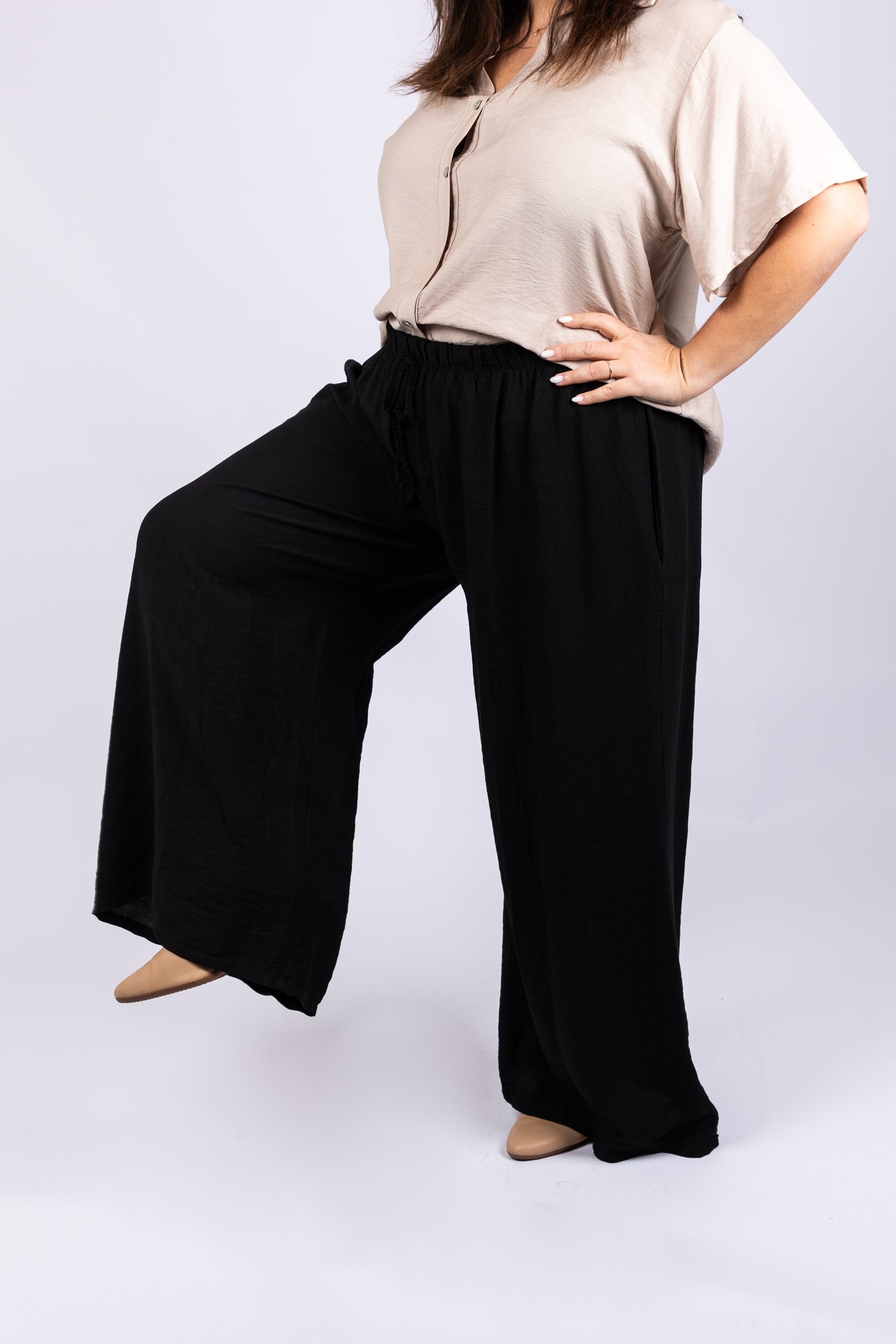 מכנסיים רחבים שחורים עם גומי