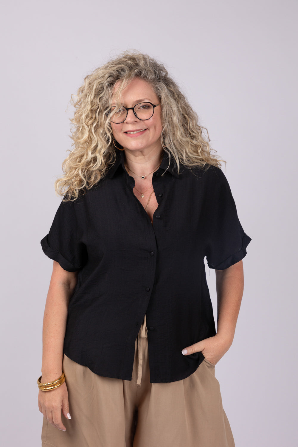 חולצה מכופתרת קצרה שחורה