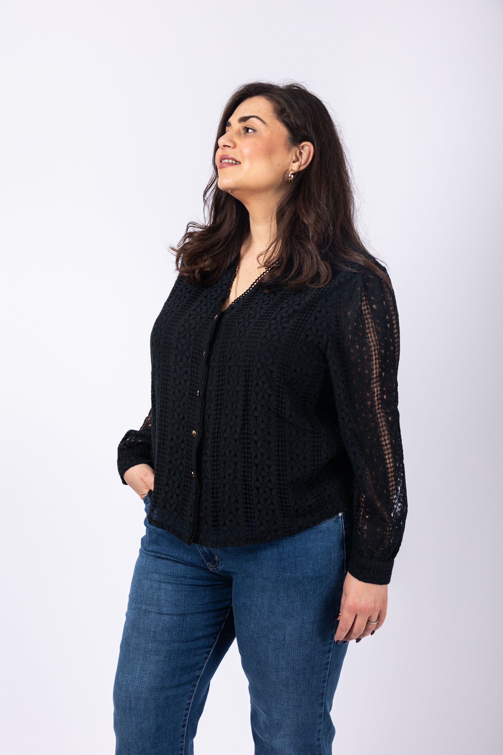 חולצת תחרה שחורה