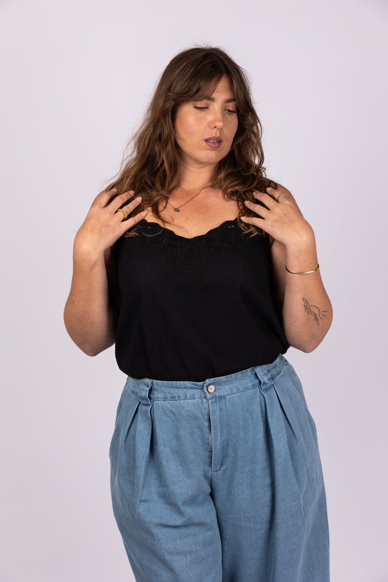 גופיית תחרה שחורה