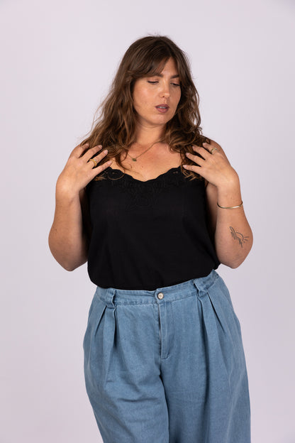 גופיית תחרה שחורה