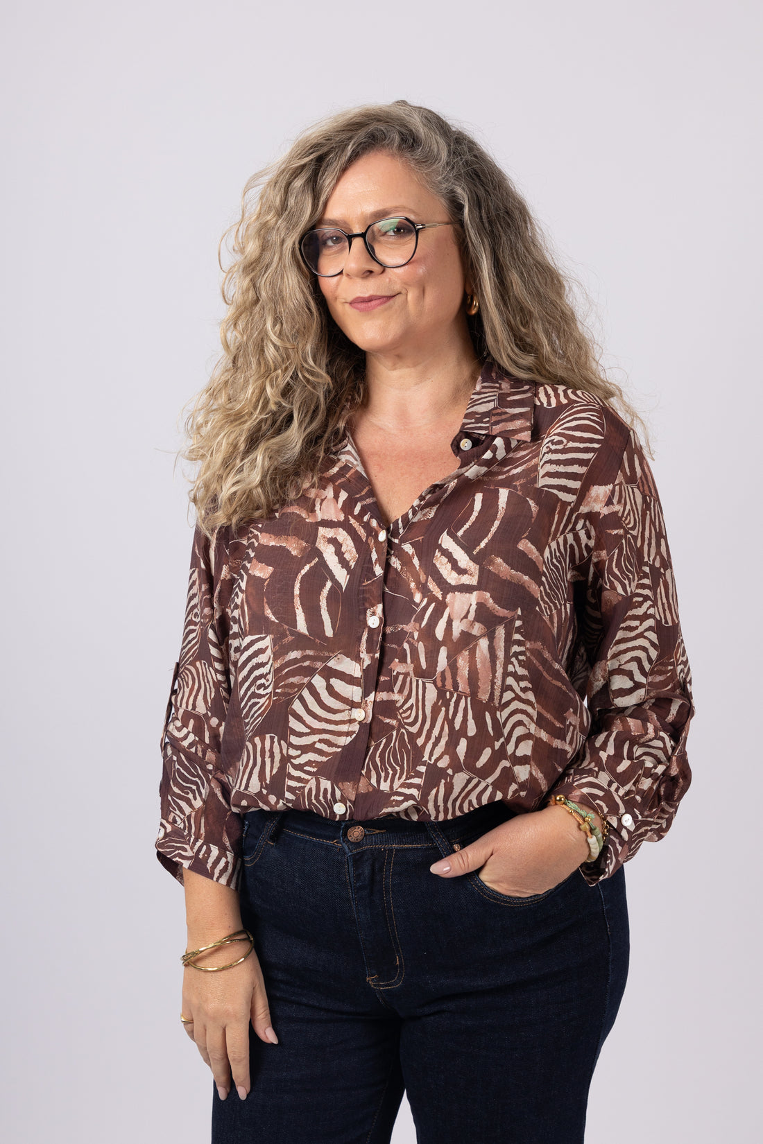 חולצה מכופתרת דקה עם הדפס בגוונים חומים