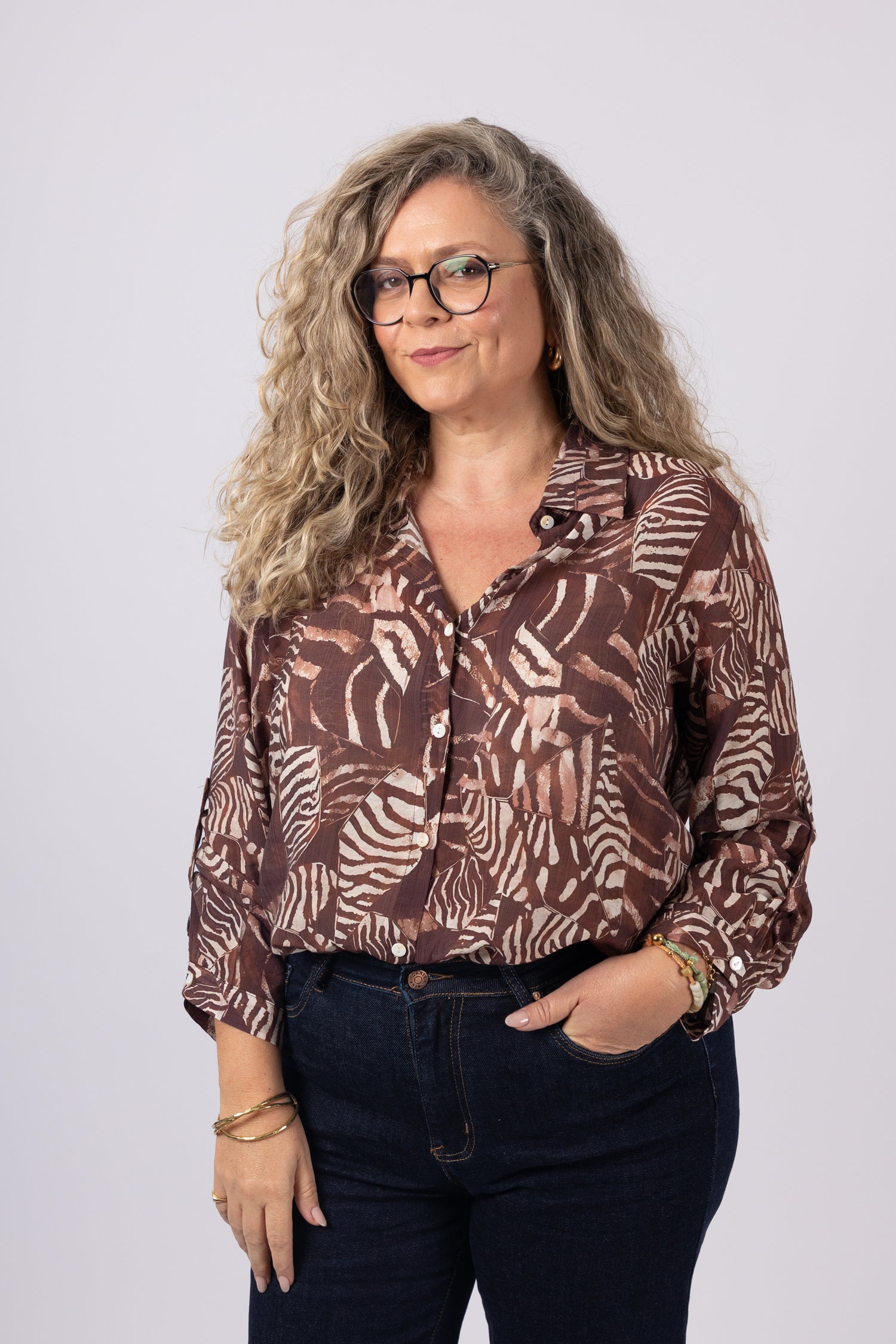 חולצה מכופתרת דקה עם הדפס בגוונים חומים