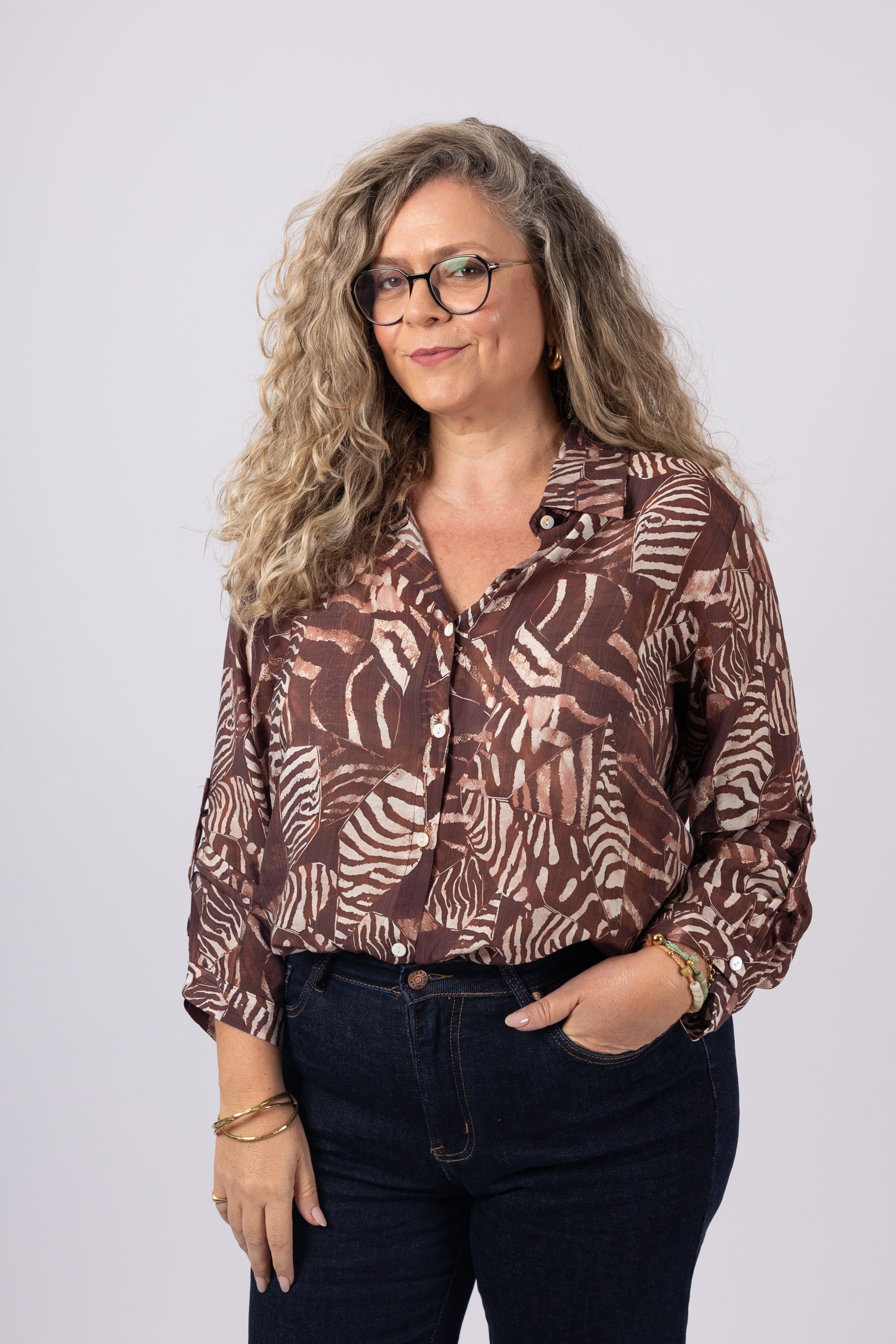 חולצה מכופתרת דקה עם הדפס בגוונים חומים