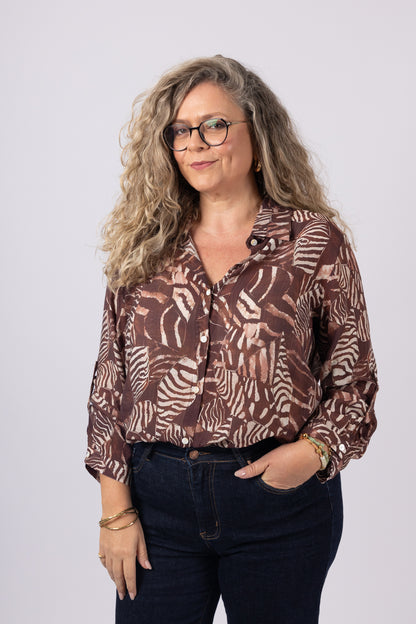 חולצה מכופתרת דקה עם הדפס בגוונים חומים