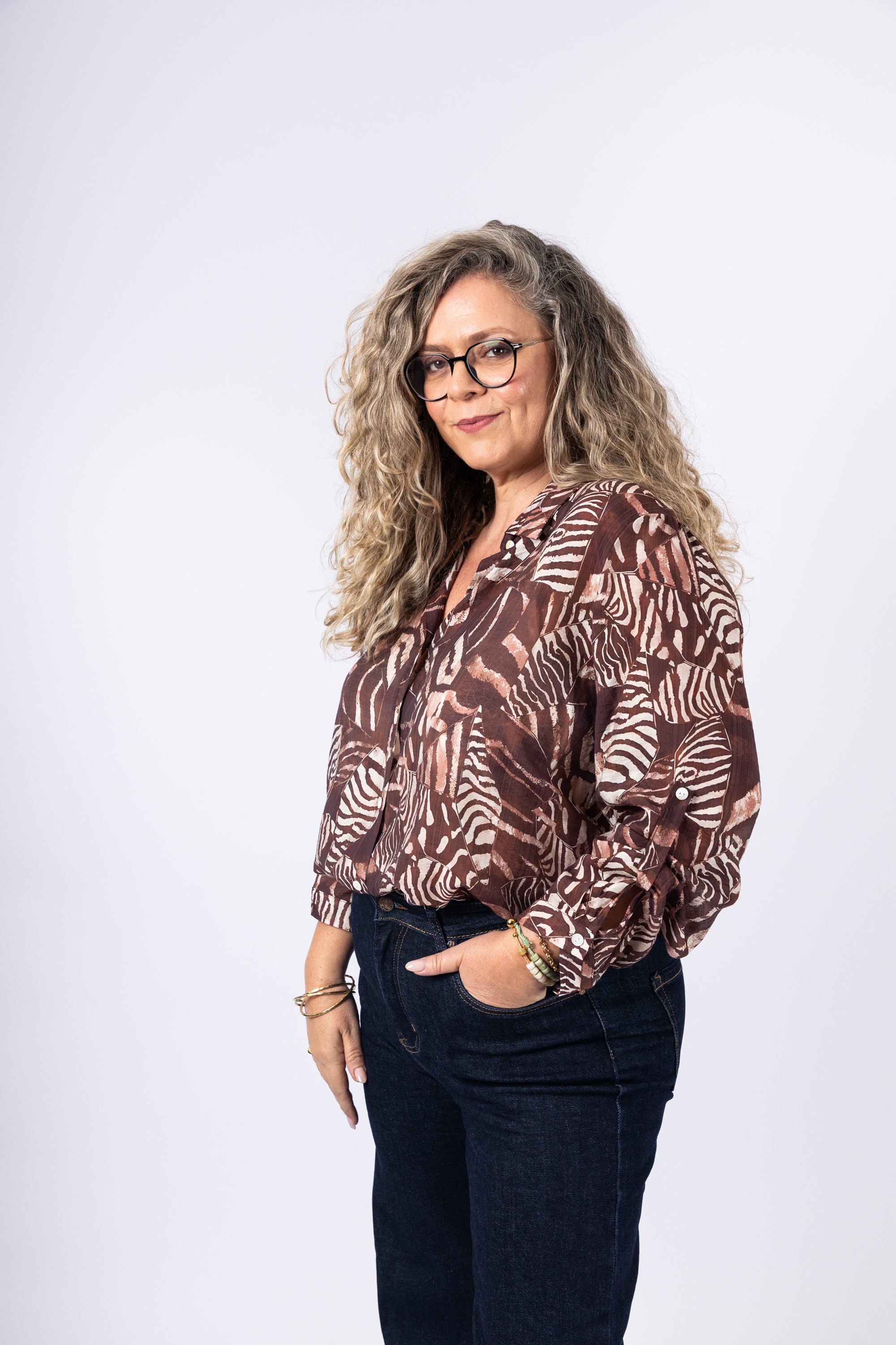 חולצה מכופתרת דקה עם הדפס בגוונים חומים