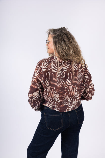 חולצה מכופתרת דקה עם הדפס בגוונים חומים