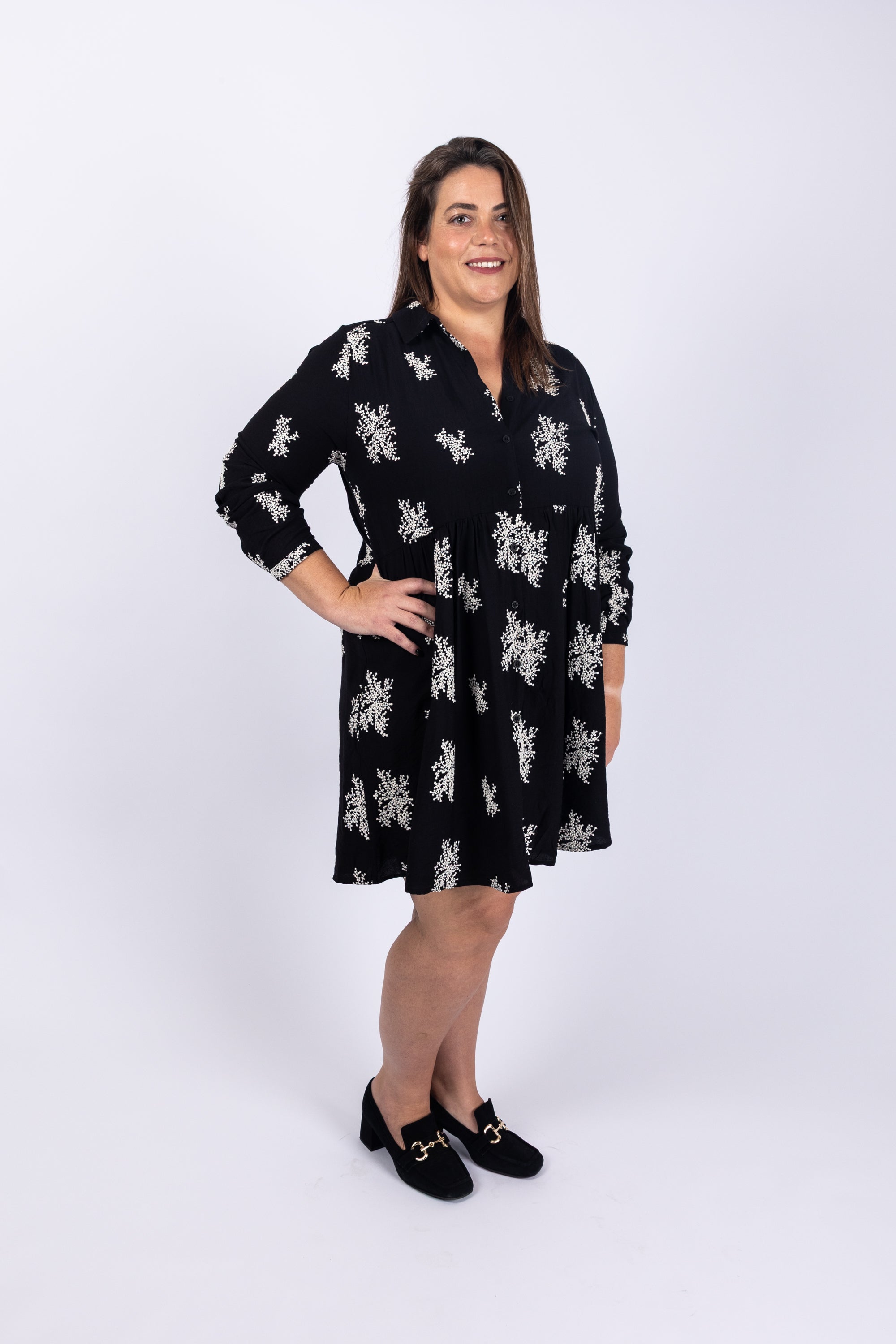 שמלה שחורה עם רקמה לבנה