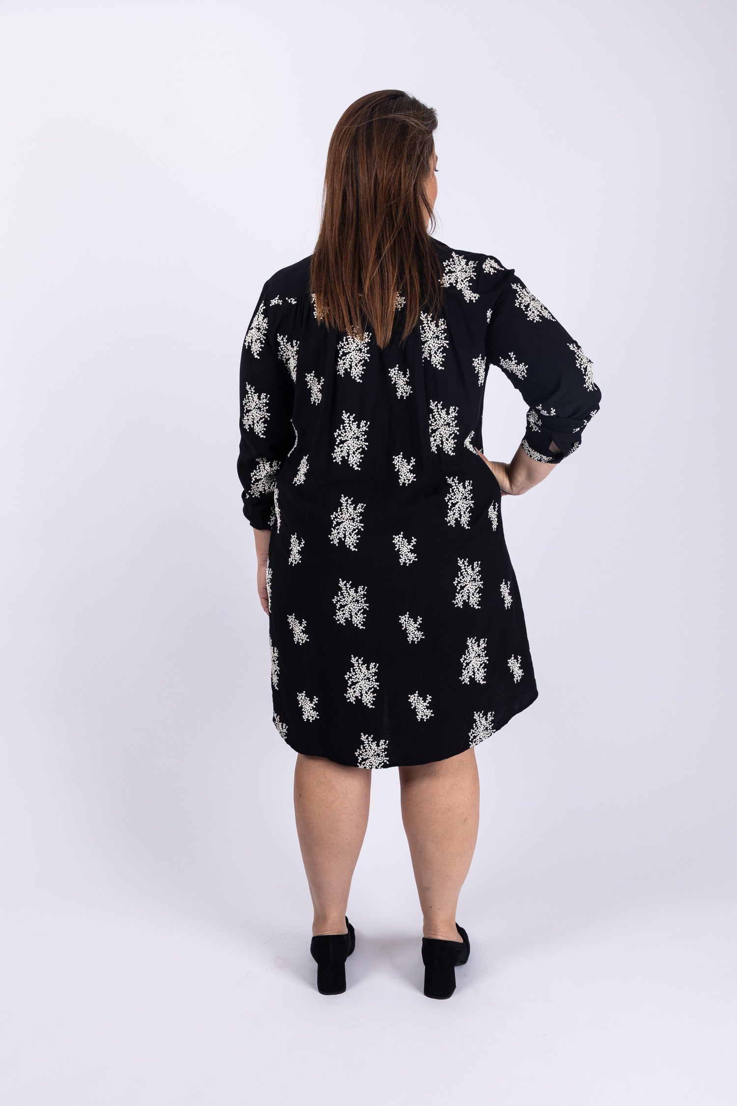 שמלה שחורה עם רקמה לבנה