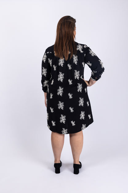 שמלה שחורה עם רקמה לבנה