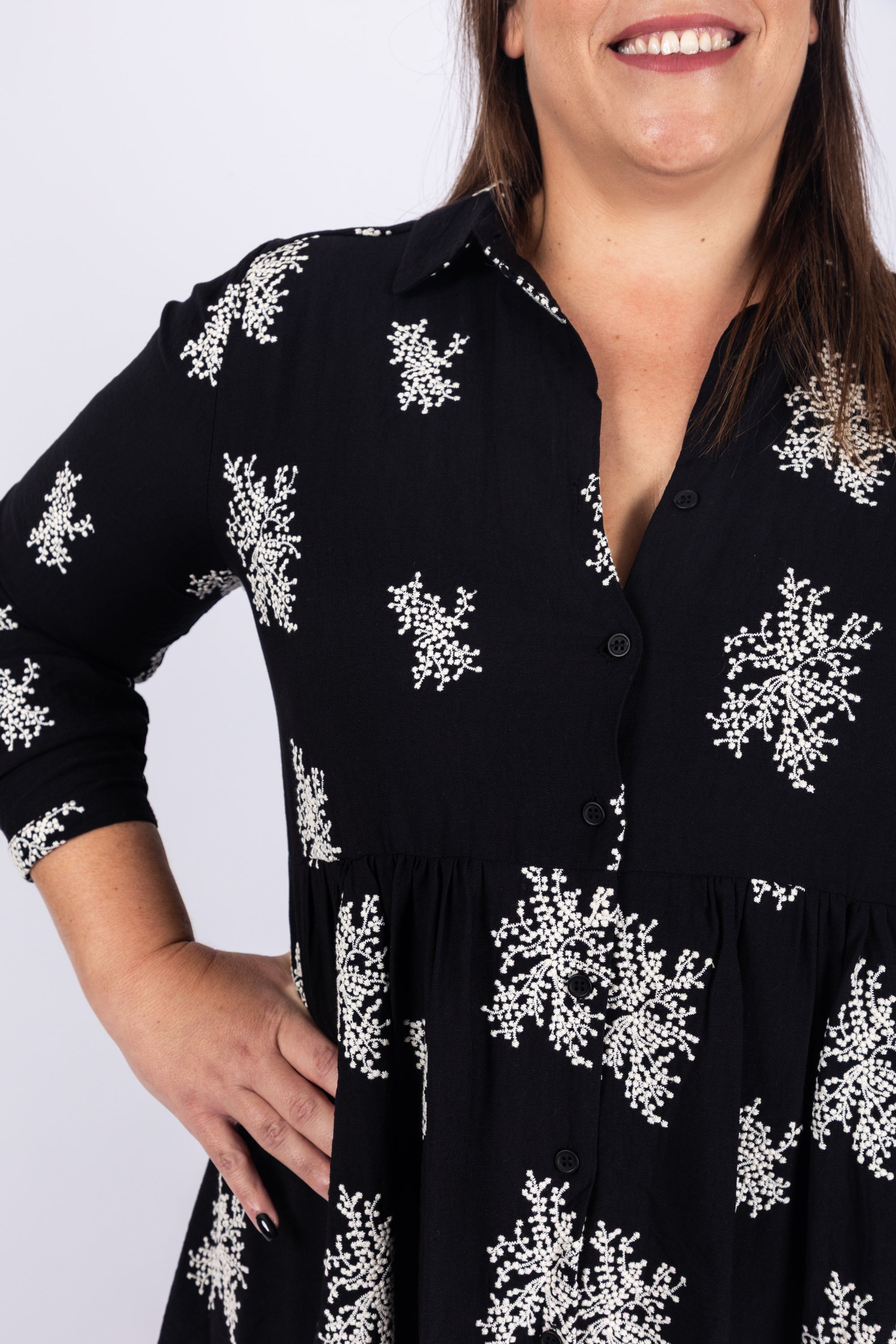 שמלה שחורה עם רקמה לבנה