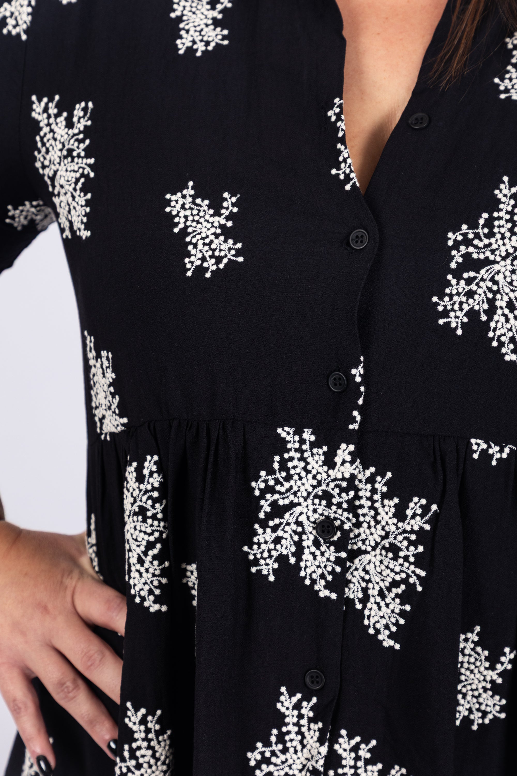 שמלה שחורה עם רקמה לבנה