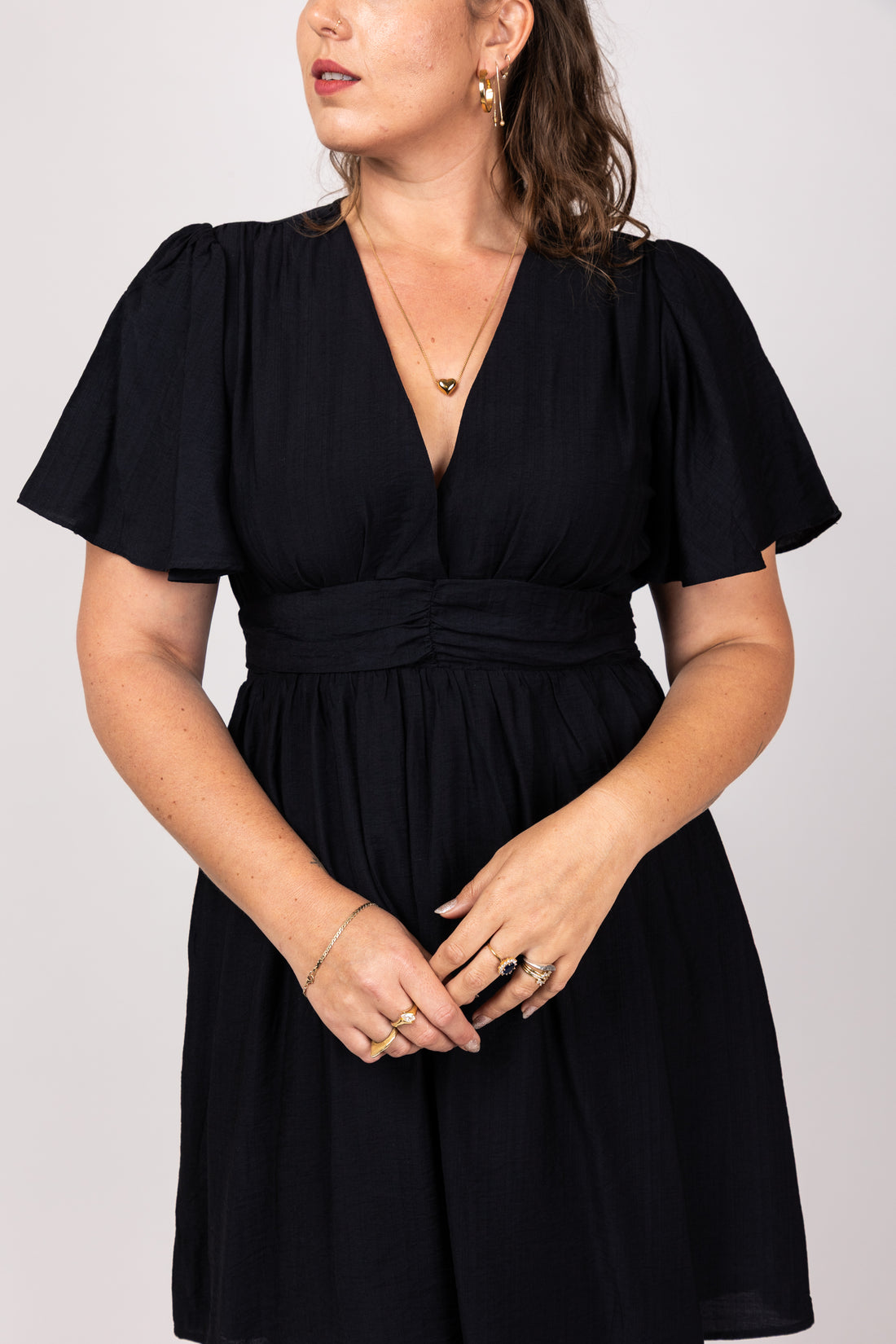 שמלת כיווצים שחורה