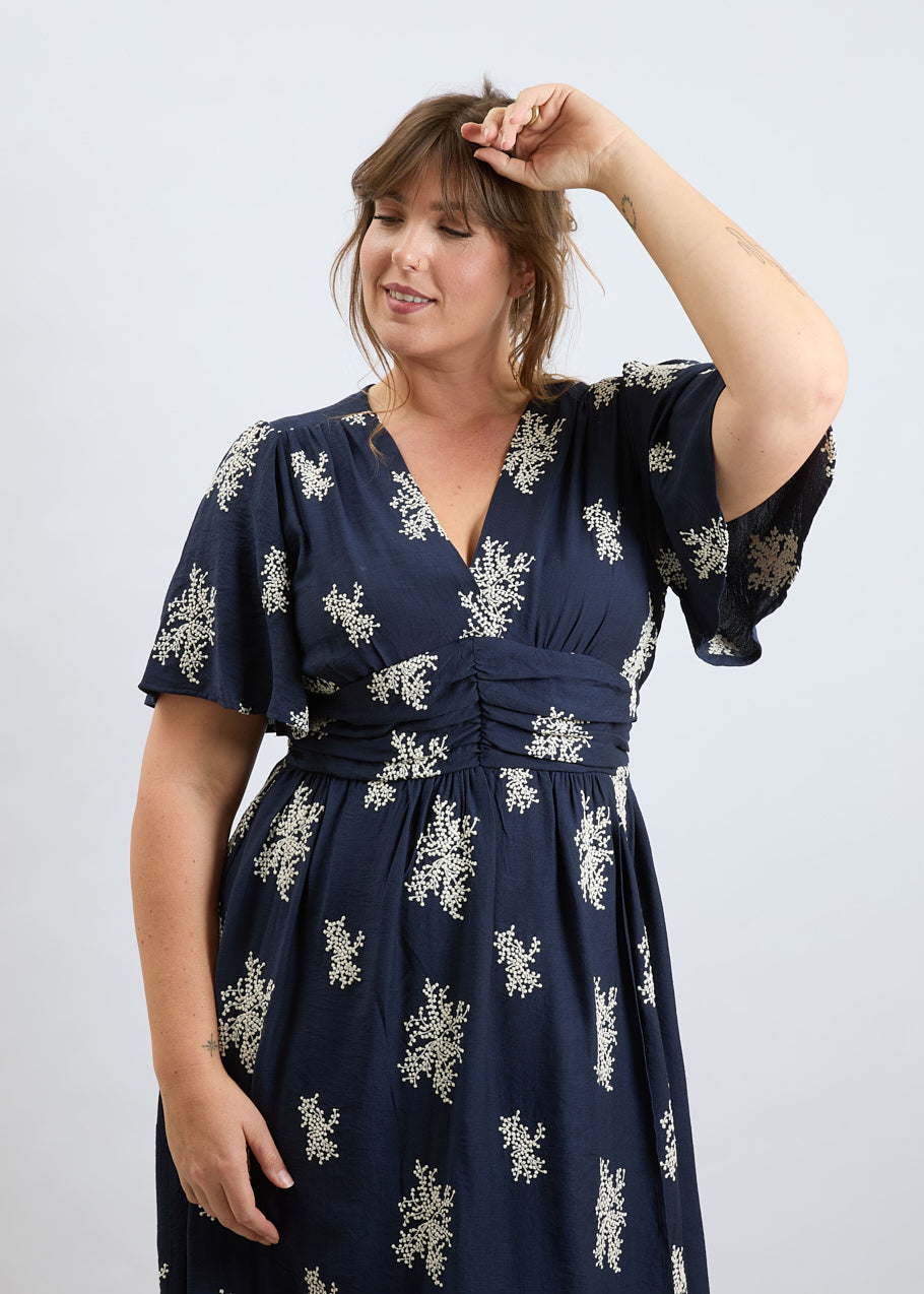 שמלת כיווצים רקומה