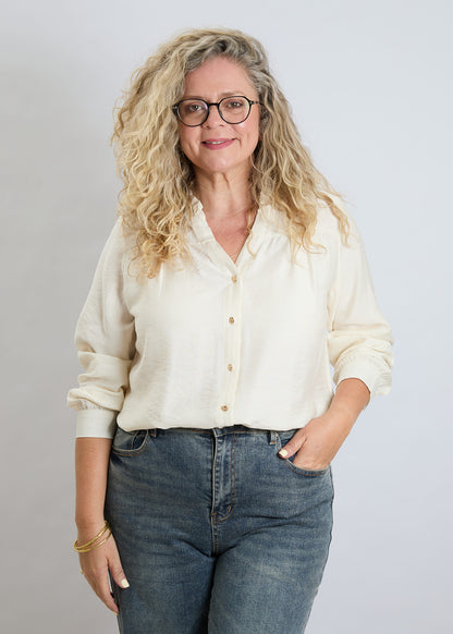 חולצה מכופתרת בצבע אופוויט