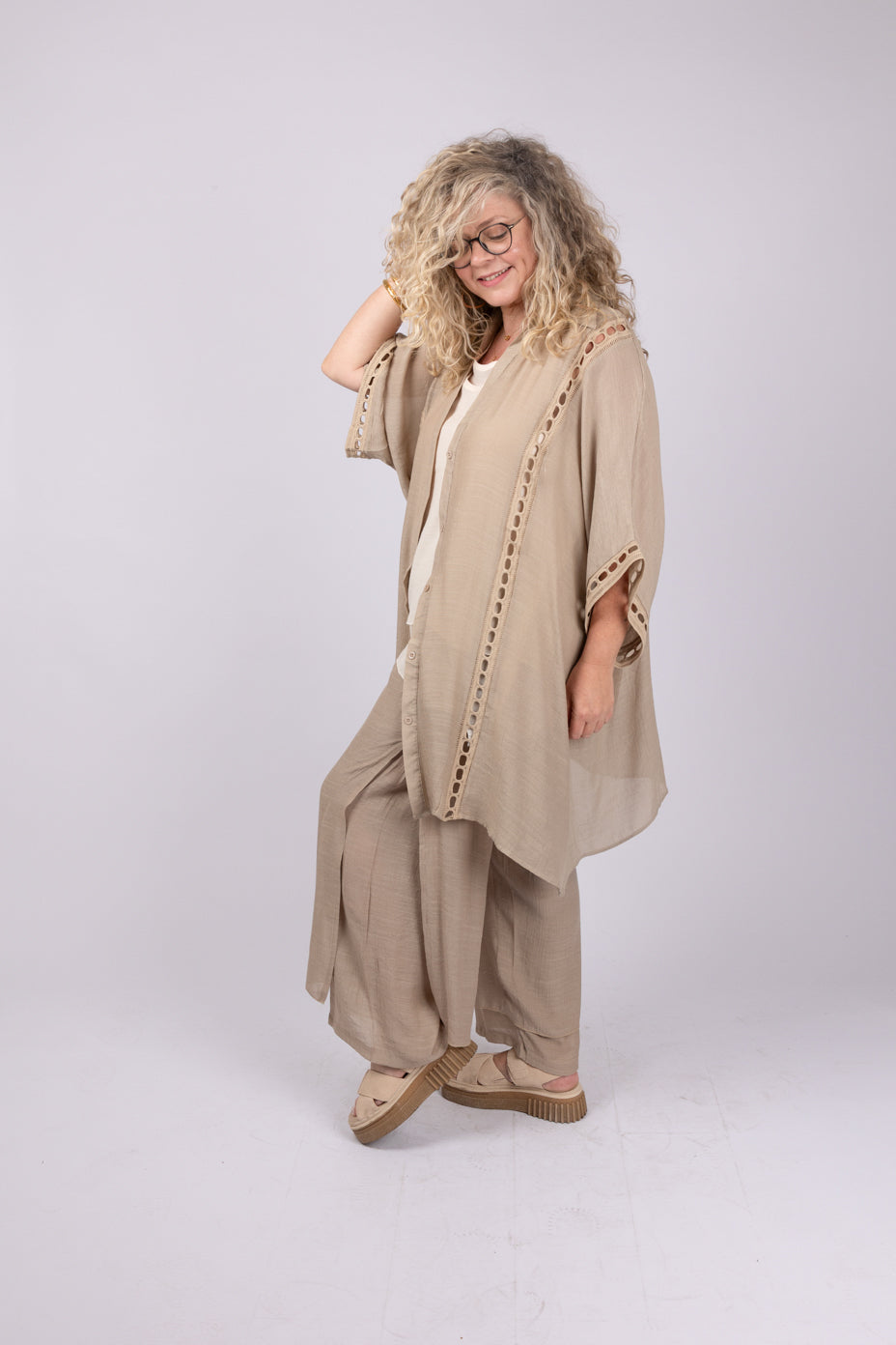 עליונית מכופתרת בצבע חאקי