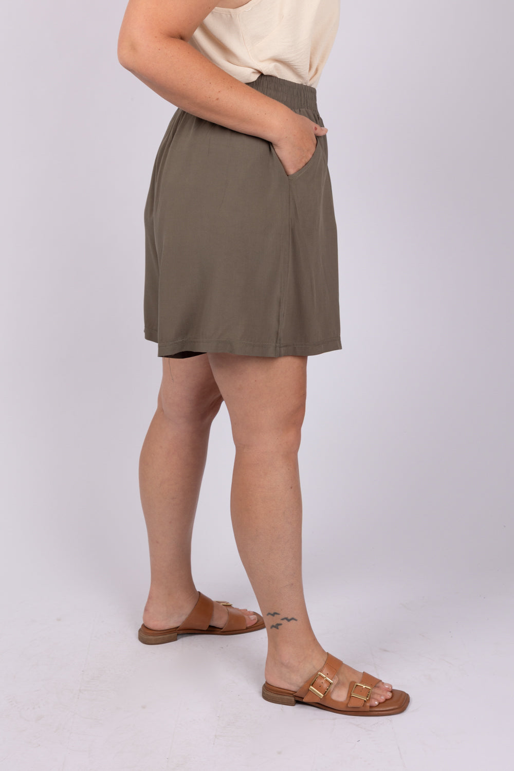 מכנסיים קצרים עם גומי ירוק זית