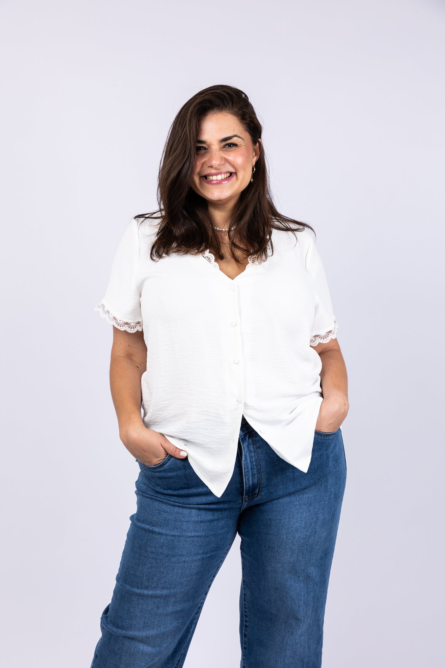 חולצת תחרה מכופתרת לבנה