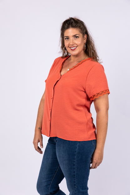 חולצת תחרה מכופתרת בריק