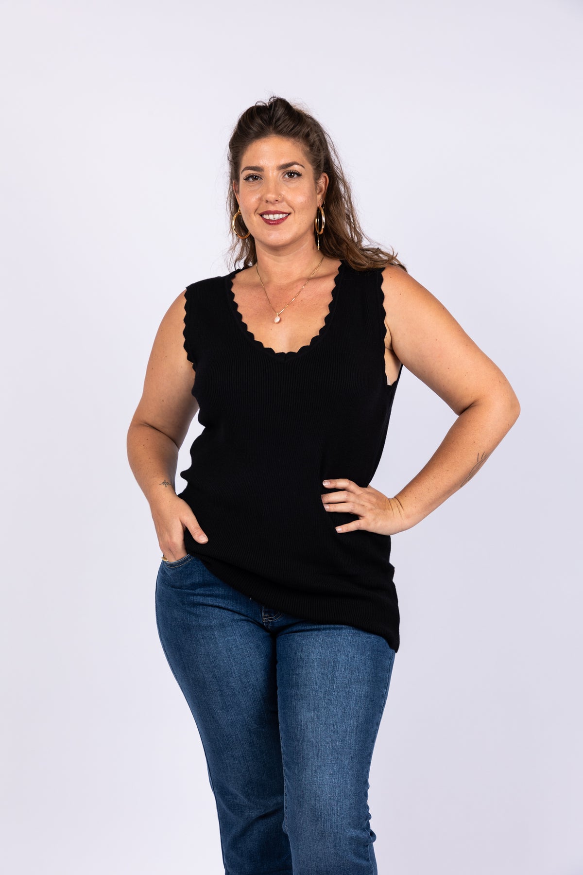 גופיית סריג שחורה