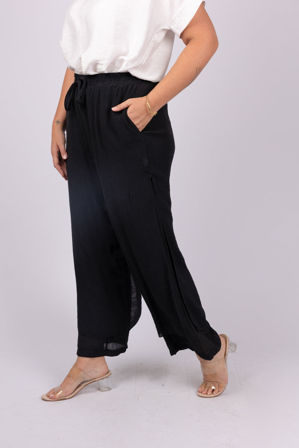 מכנסיים שחורים רחבים עם גומי