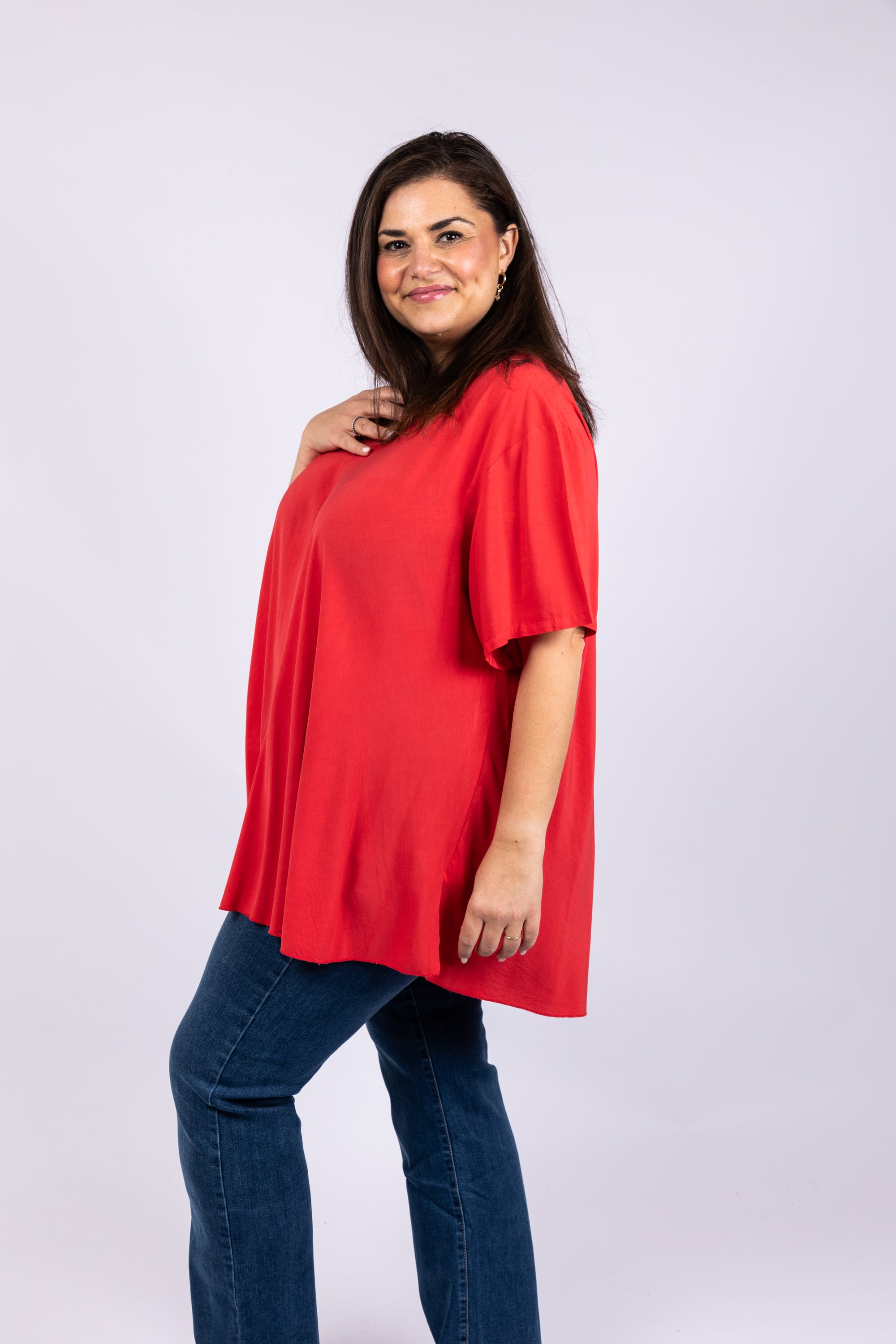 חולצת T בגזרת A אדומה