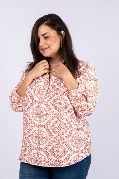 חולצת אריג מעוטרת