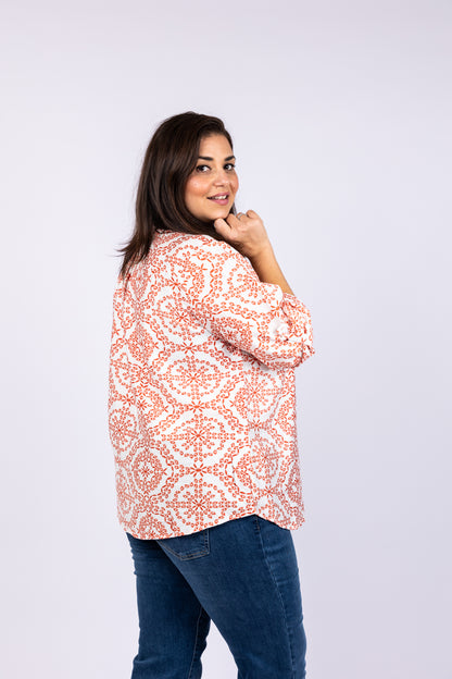 חולצת אריג מעוטרת