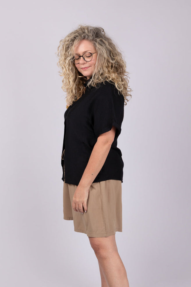 חולצה מכופתרת קצרה שחורה