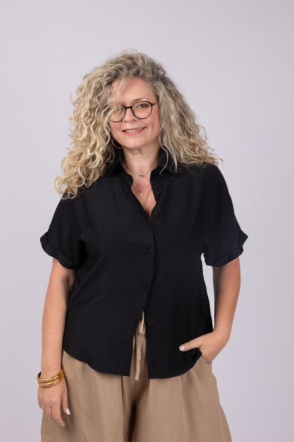 חולצה מכופתרת קצרה שחורה