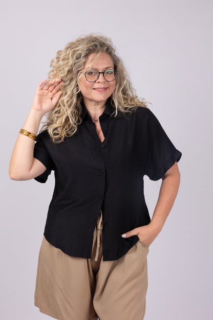 חולצה מכופתרת קצרה שחורה